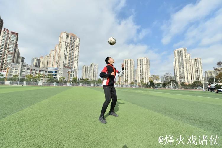 网友上传精彩颠球视频，引发观赏热潮