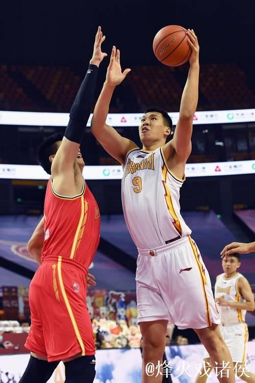 “我还是一颗年轻的螺丝钉”——老将闫鹏飞甘当替补成就球队